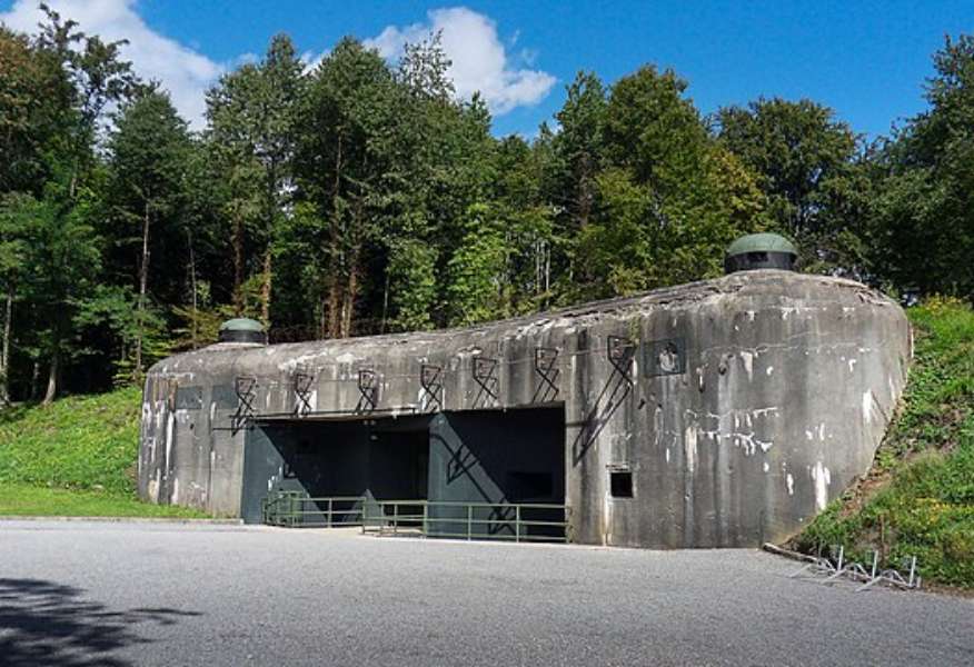 Für in Historie interessierte Touristen befindet sich unweit des Baumwipfelpfads Bunker-Komplex Fort de Schoenenburg