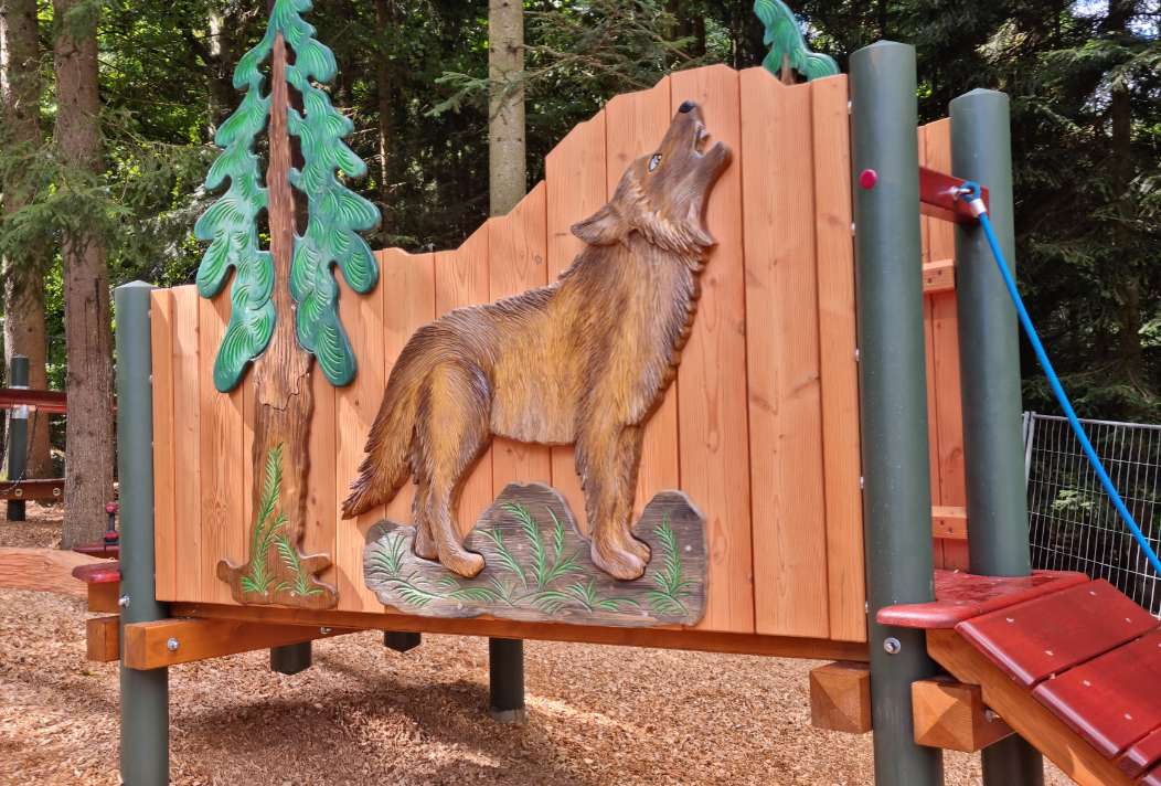 Der liebevoll aus Holz gestaltete Spielplatz bietet für Kinder viel Platz zum Austoben.