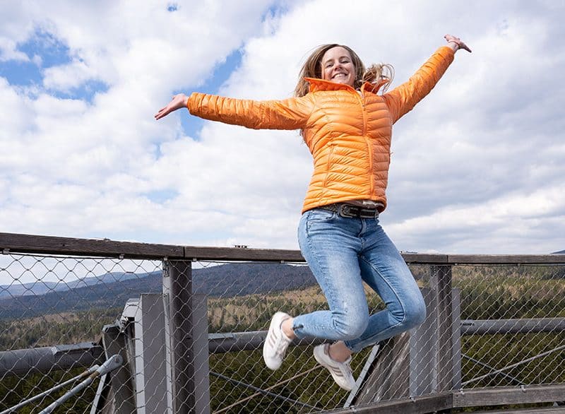 On peut faire un saut de joie lorsqu'on atteint le sommet de la tour d'observation du sentier des cimes et qu'on peut profiter de la belle vue.