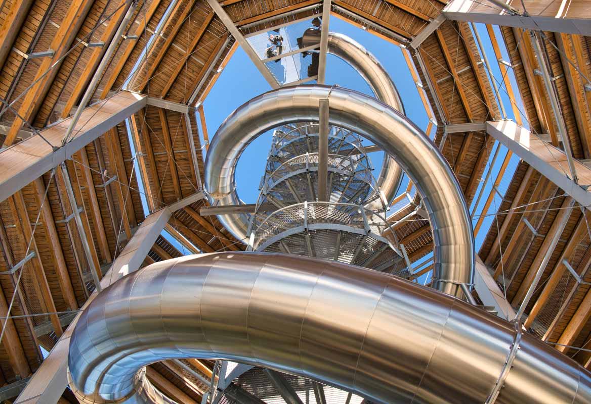 62-meterski suhi tobogan v notranjosti stolpa poskrbi za pravi odmerek adrenalina