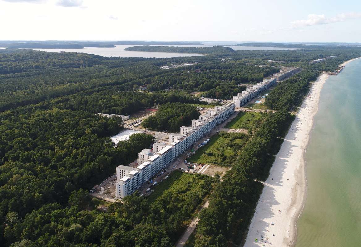Das Dokumentationszentrum Prora befindet sich in der Anlage des geplanten KdF Seebades Rügen und kann auch vom Baumwipfelpfad aus gut gesehen werden.