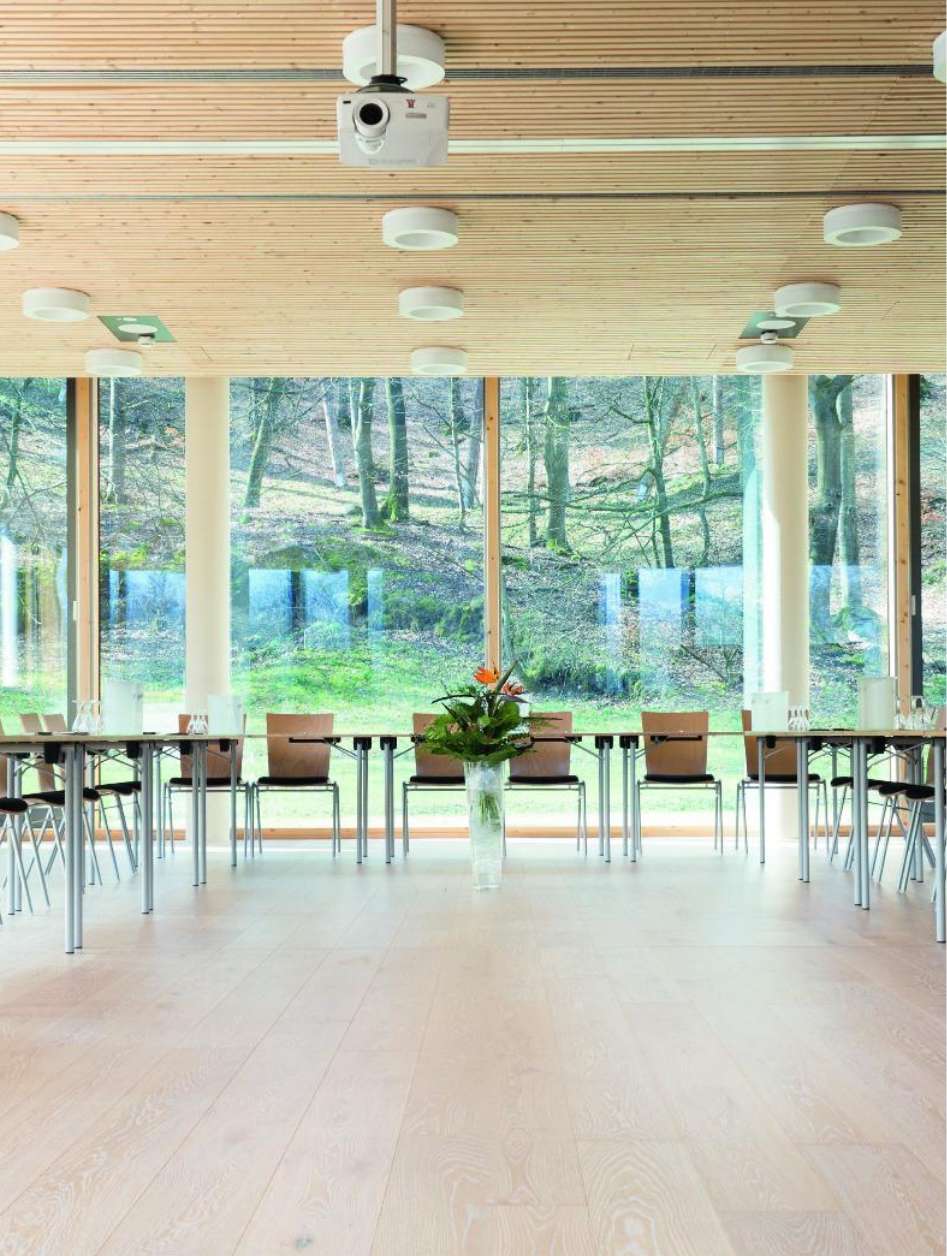 Unsere offenen und Hellen Tagungsräume mit modernster Ausstattung und Blick ins Grüne bieten das perfekte Ambiente für erfolgreiche Tagungen, Seminare oder Konferenzen.