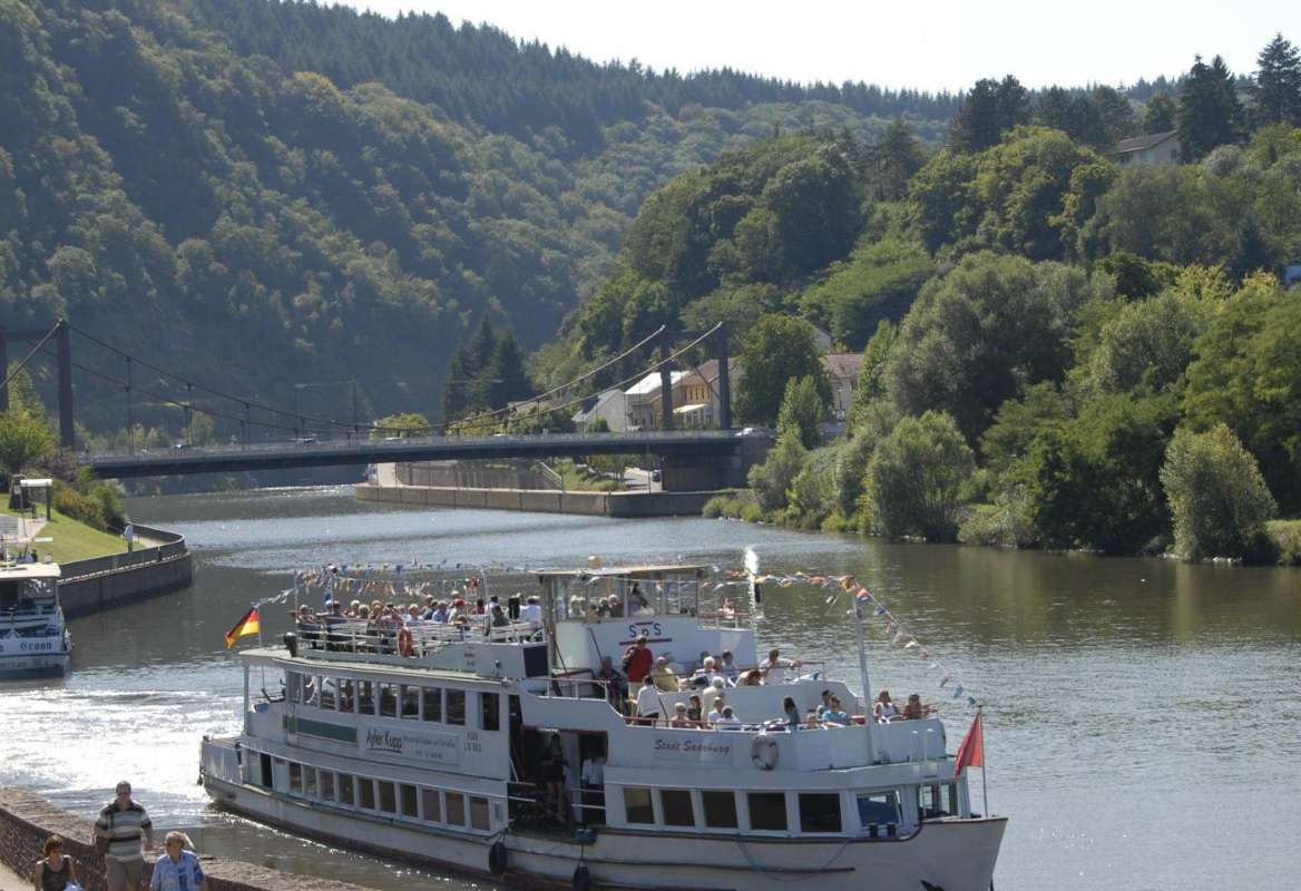 Boat tours to the Saarschleife are a popular tourist attraction.