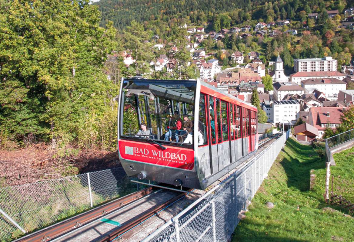 Mit der Sommerbergbahn können Besucher des Baumwipfelpfades bequem direkt aus Bad Wildbad zum Eingang gelangen.