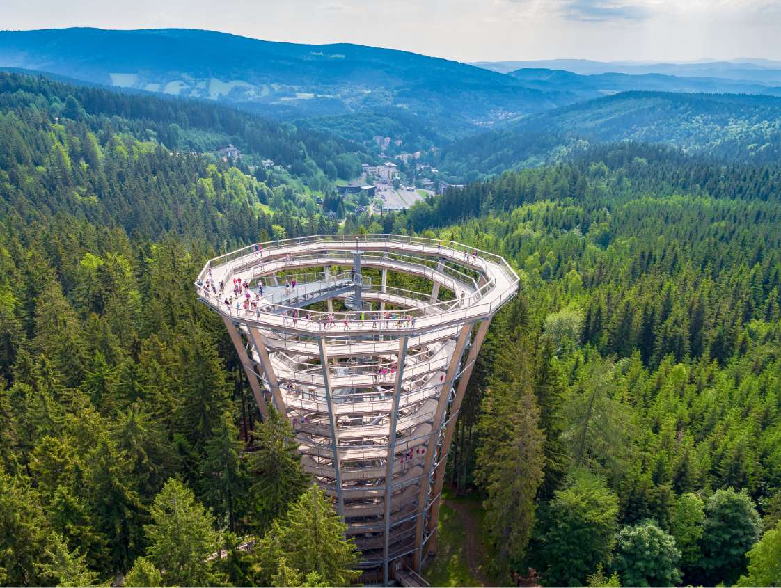 Der Aussichtsturm des Baumwipfelpfad in Krkonoše bietet einen hervorragenden Blick auf die Wälder des tschechischen Riesengebirge.